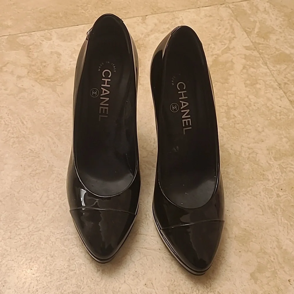 Chanel Black patent and leather pumps size 38